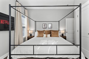 Iron/ironing board, WiFi, bed sheets - LUX 8BR Somerville Group Retreat, Sleeps 24, Free Parking, Walk to Green Line (Somerville)