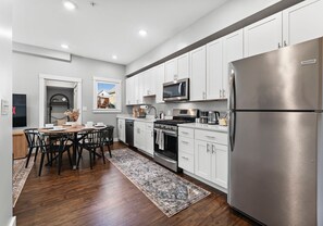 Private kitchen - LUX 8BR Somerville Group Retreat, Sleeps 24, Free Parking, Walk to Green Line (Somerville)