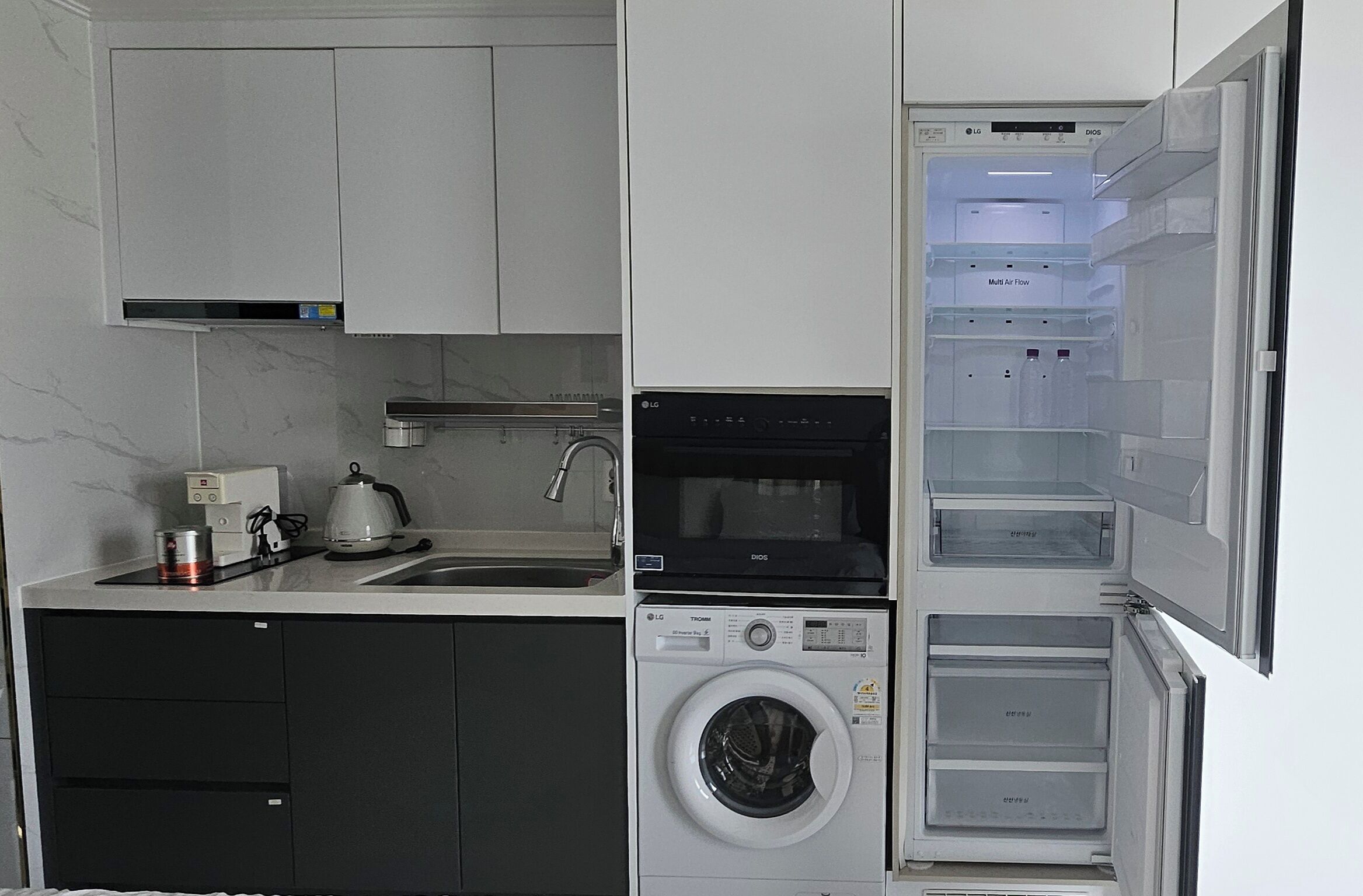 Fridge, microwave, oven, coffee/tea maker