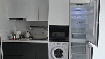 Fridge, microwave, oven, coffee/tea maker