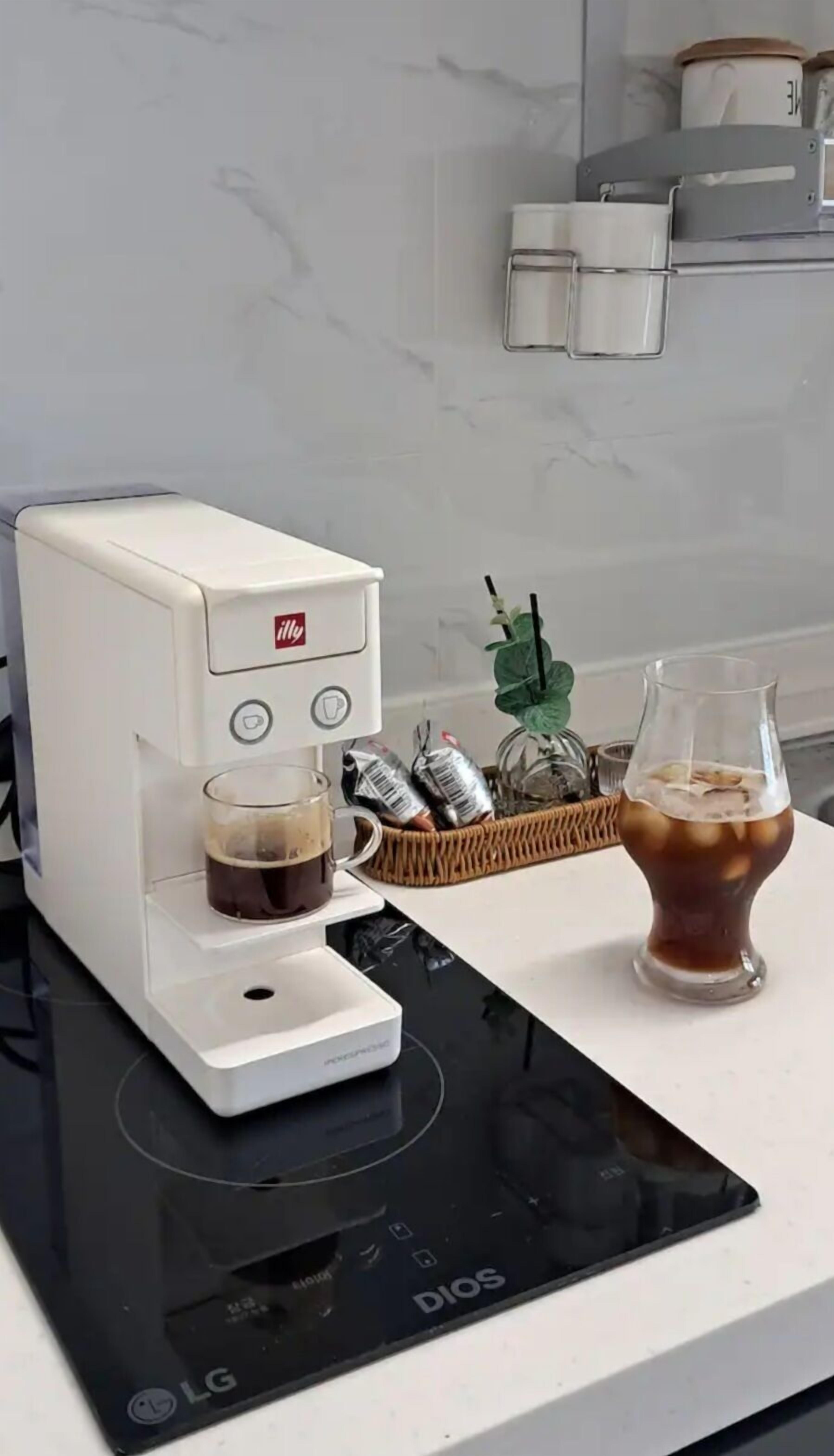 Kjøleskap, mikrobølgeovn, ovn og kaffetrakter/tekoker