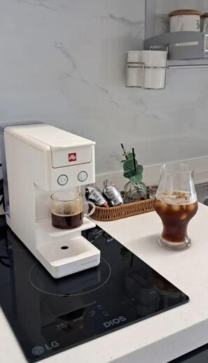Frigorífico, microondas, horno y cafetera o tetera