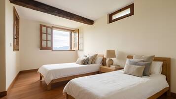 5 bedrooms, iron/ironing board, WiFi, bed sheets