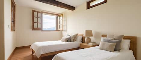 5 bedrooms, iron/ironing board, WiFi, bed sheets