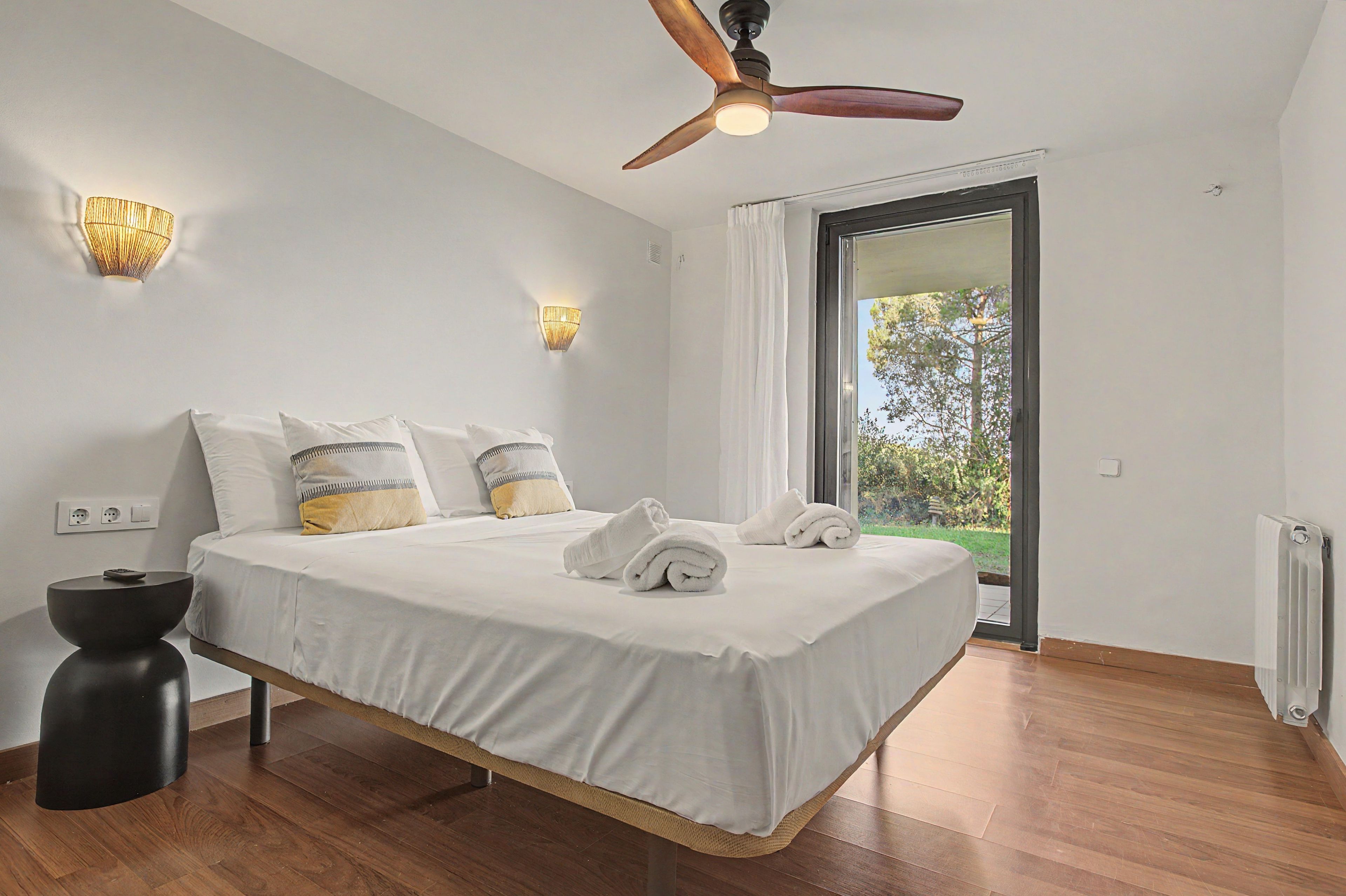 5 bedrooms, iron/ironing board, WiFi, bed sheets