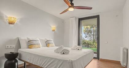 Villa 'Can Ayala' Arenys de Munt – With Garden and Private Pool.