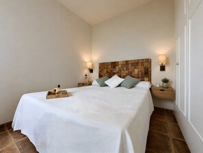 5 bedrooms, iron/ironing board, WiFi, bed sheets