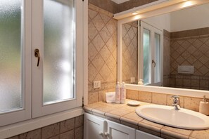 Apartment, 2 Schlafzimmer, Meerblick | Badezimmer