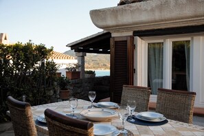 Apartamento, 2 quartos, vista para o mar | Terraço/pátio
