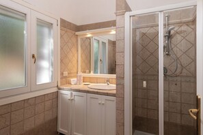 Apartment, 2 Bedrooms, Sea View | Bathroom