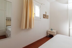 Apartamento, 2 quartos, vista para o mar | Ferros/tábuas de passar roupa, Wi-Fi de cortesia