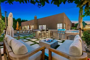 Outdoor dining - Desert Sunset Paradise-Pool, Spa, Mini Golf, Games (Indio)