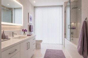 Hair dryer, bidet, towels, soap - Modern 1BR Getaway in the Heart of Toronto. Step Into the City! (Toronto)