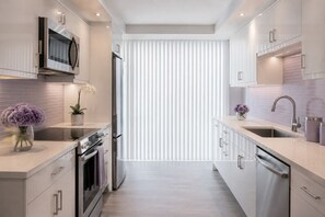 Private kitchen - Modern 1BR Getaway in the Heart of Toronto. Step Into the City! (Toronto)