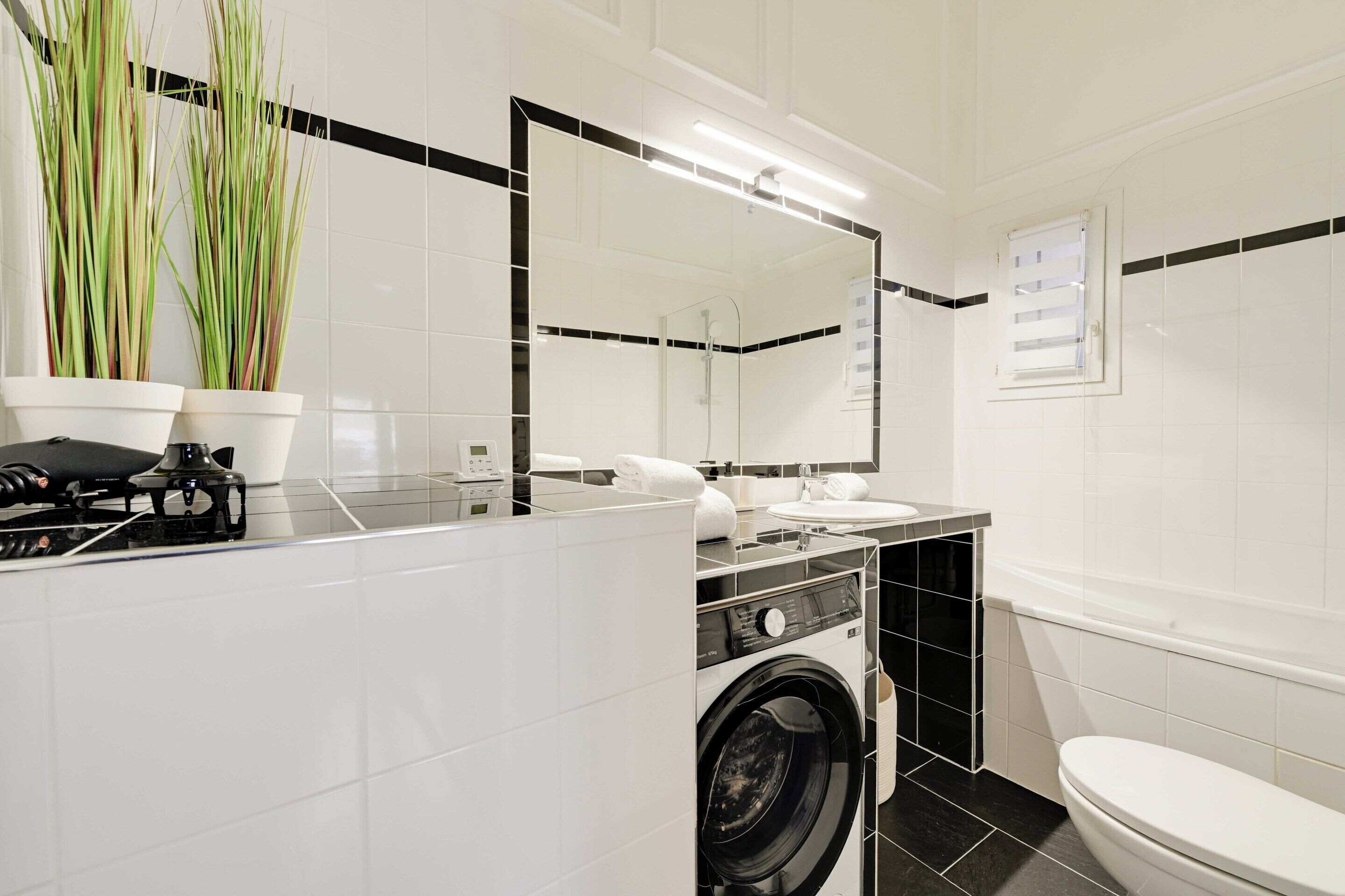 Apartment | Bathroom | Bathtub, hair dryer, towels, shampoo