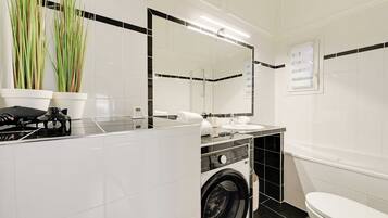 Apartment | Bathroom | Bathtub, hair dryer, towels, shampoo