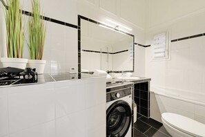 Apartment | Bathroom | Bathtub, hair dryer, towels, shampoo - Cozy Appartement 1br/4p - Nogent-sur-marne (Nogent-sur-Marne)