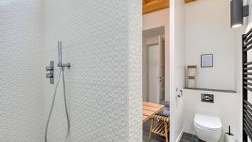 Douche, sèche-cheveux, serviettes fournies