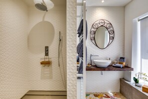 Dusche, Haartrockner, Handtücher