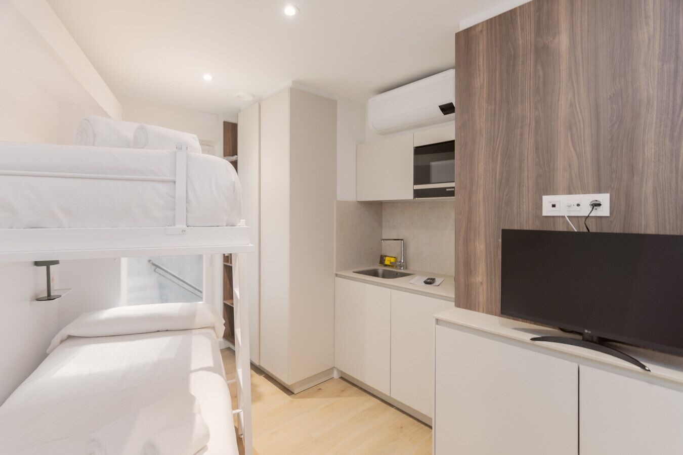 Een bureau, wifi, beddengoed