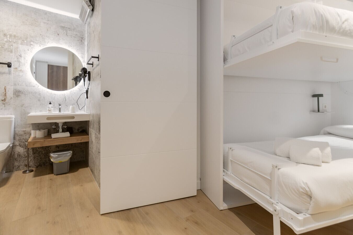 Een bureau, wifi, beddengoed