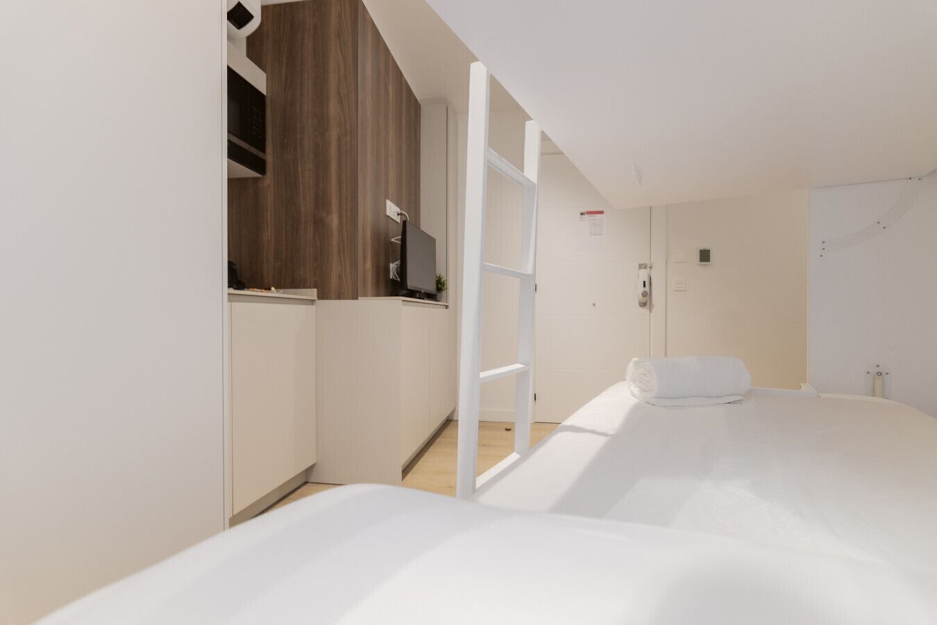 Een bureau, wifi, beddengoed
