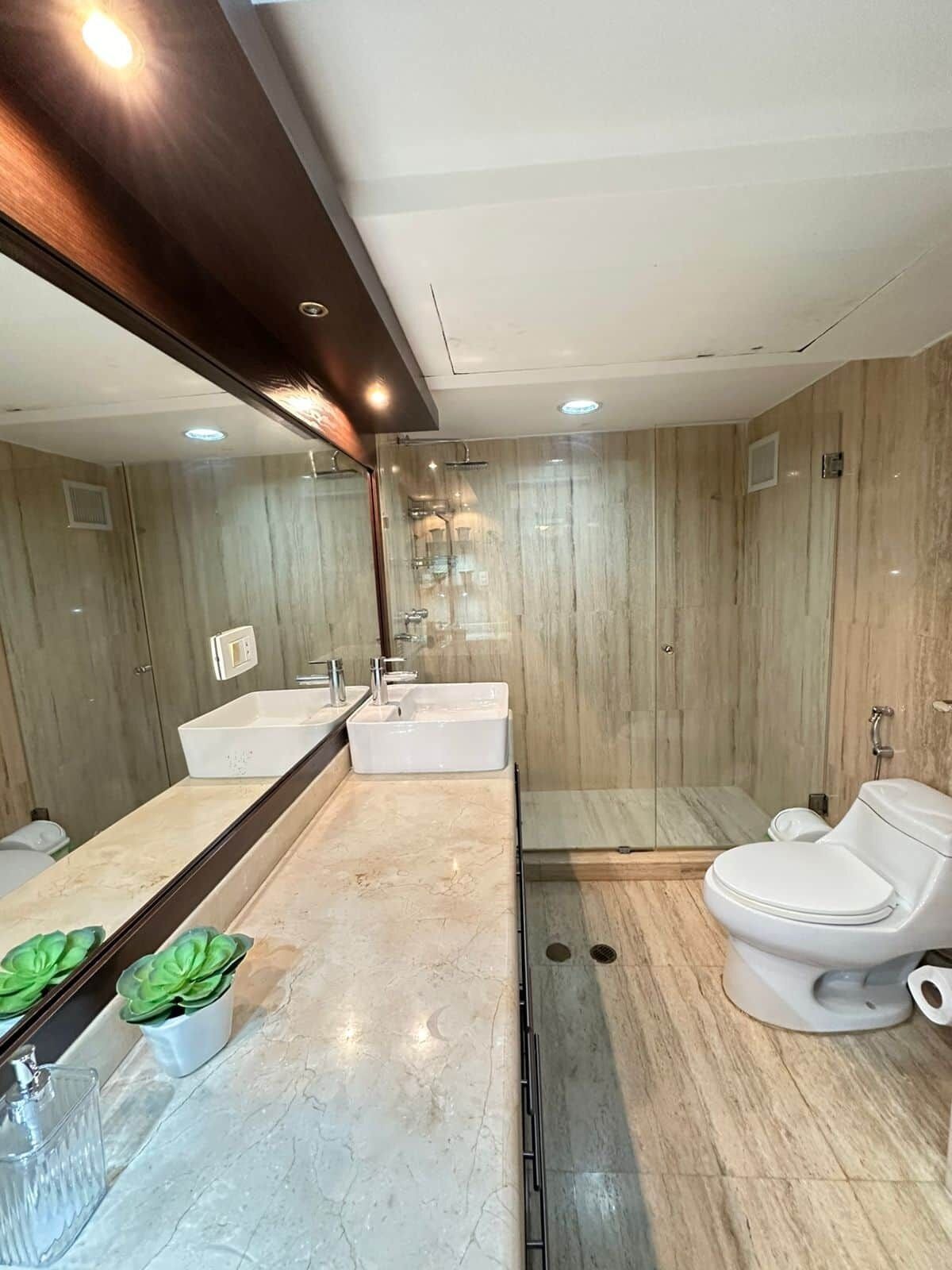 Secadora de cabello, bidet, papel de baño 
