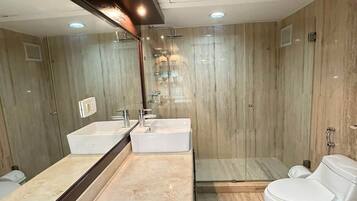Secadora de cabello, bidet, papel de baño