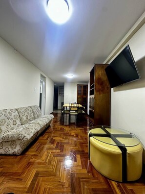 Smart TV - Prime Location in Trujillo Near Ovalo Papal, Shopping Centers and City Center (Trujillo)