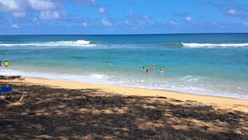 Na praia, espreguiçadeiras, toalhas de praia
