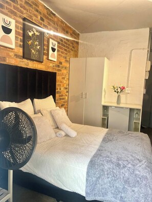 Room, 1 Bedroom, Balcony | 1 bedroom - Room-diamonds Apartment 212 (Johannesburg)