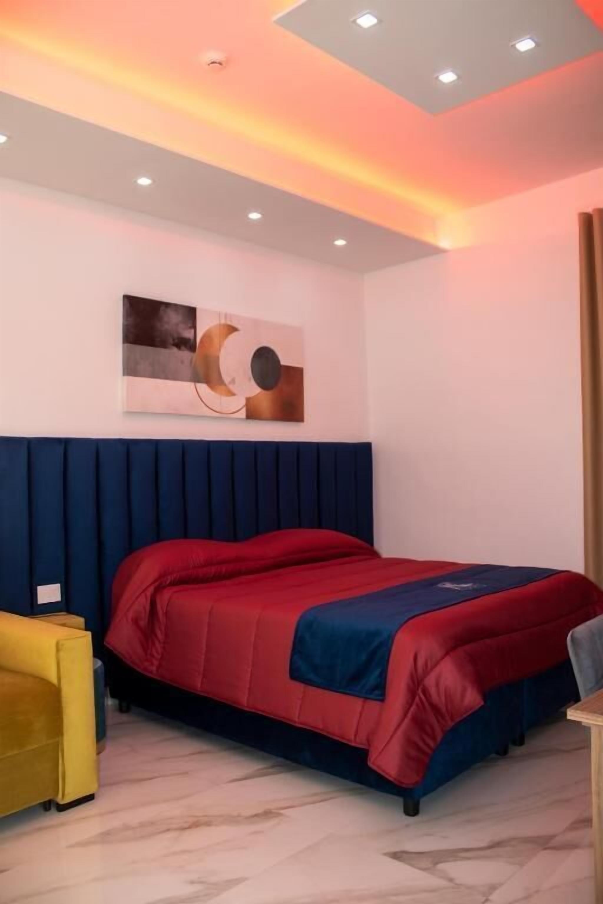 Chambre Double Confort, balcon, vue jardin | Coffres-forts dans les chambres, fer et planche à repasser