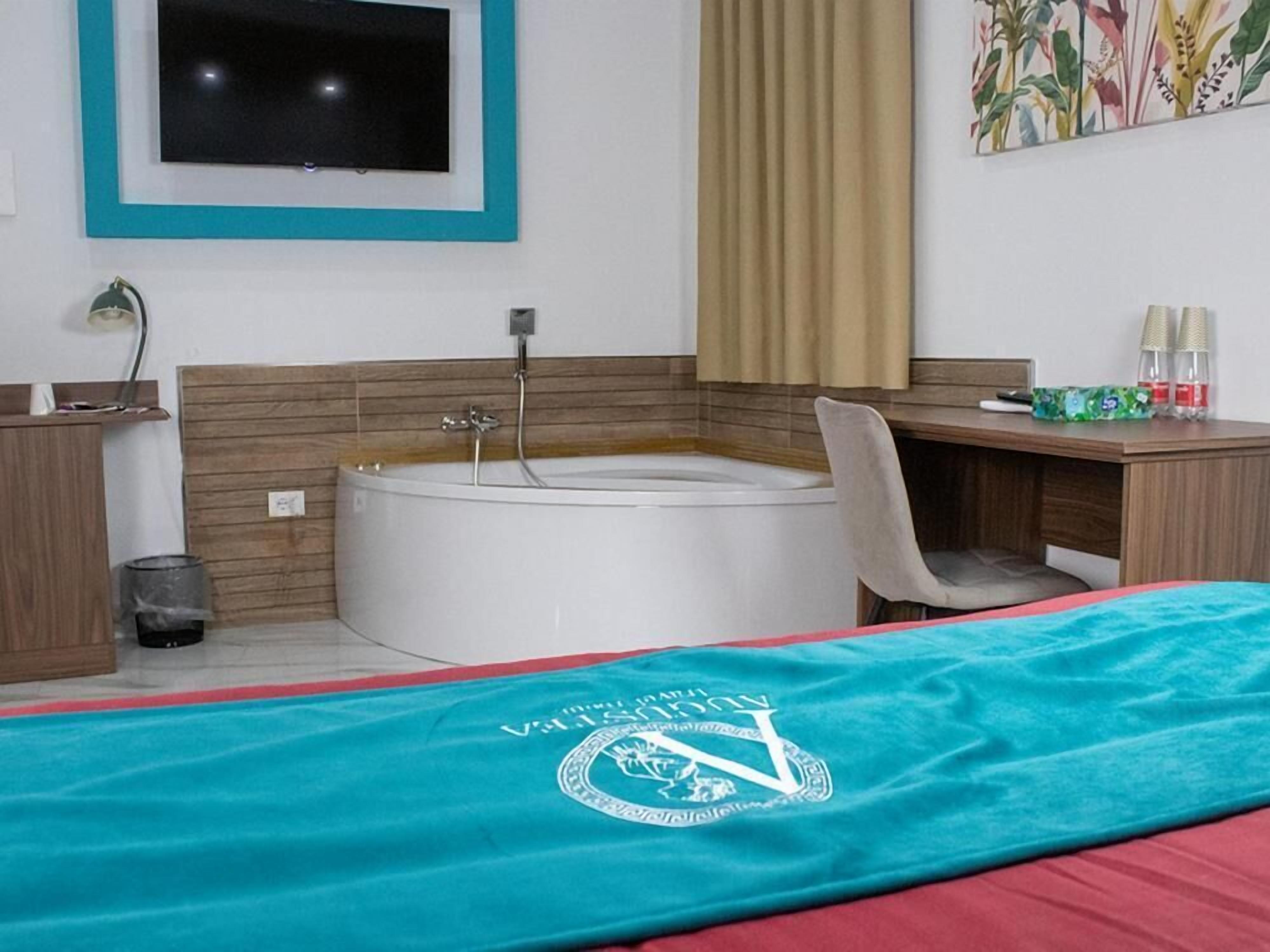 Chambre Double Luxe, balcon | Coffres-forts dans les chambres, fer et planche à repasser