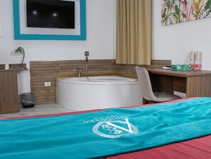 Caja de seguridad en la habitación y tabla de planchar con plancha 