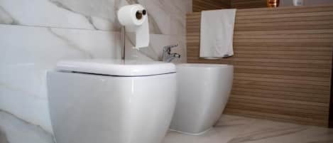 Comfort-Doppelzimmer, Balkon, Gartenblick | Badezimmer