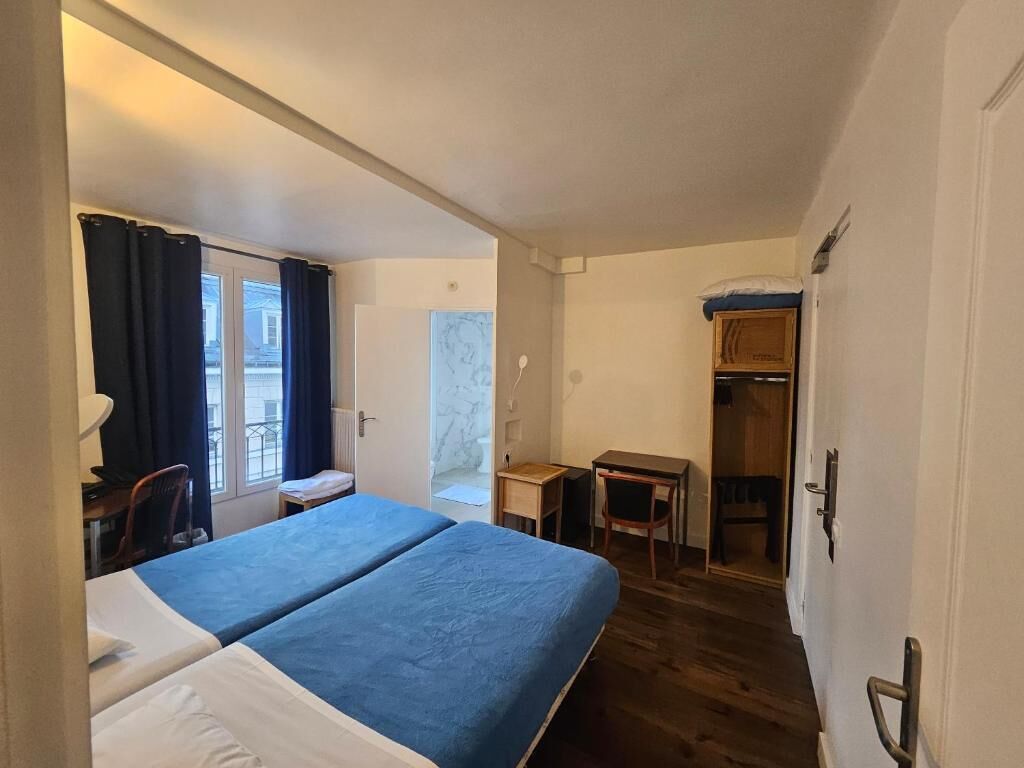Suite familiare, vista città | Una cassaforte in camera, tende oscuranti, insonorizzazione