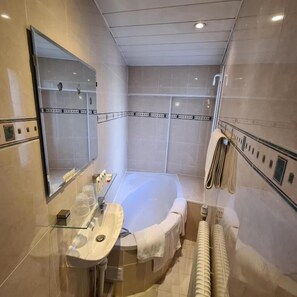 Quadrupla Deluxe, vista cortile | Bagno