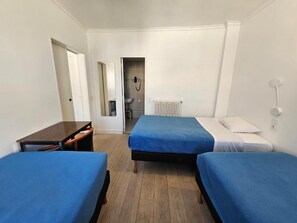Familiesuite, byutsikt | Safe på rommet, blendingsgardiner, lydisolert og strykejern/-brett