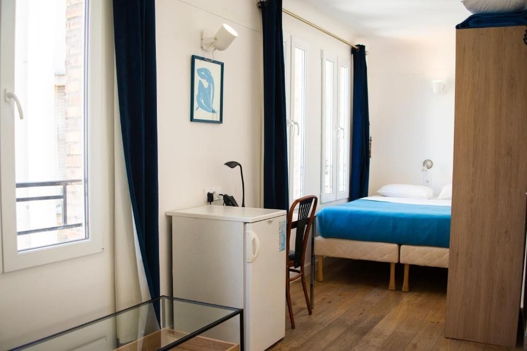 Suite junior, vista al patio | Caja de seguridad en la habitación, cortinas blackout y insonorización 