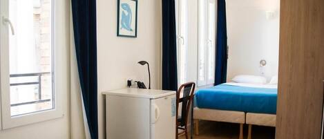 Suite junior, vista al patio | Caja de seguridad en la habitación, cortinas blackout y insonorización