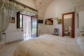 Iron/ironing board, WiFi, bed sheets - Apartment 'Villa Tonia - Stanza Gelsomino' with Private Terrace, Wi-Fi and Air Conditioning (Fasano)