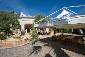 Outdoor dining - Apartment 'Villa Tonia - Stanza Gelsomino' with Private Terrace, Wi-Fi and Air Conditioning (Fasano)