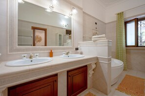Shower, hair dryer, towels - Apartment 'Villa Tonia - Stanza Girasole' with Private Terrace, Wi-Fi and Air Conditioning (Fasano)