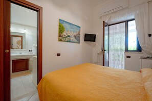 Tabla de planchar con plancha, wifi y ropa de cama 