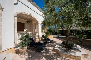 Terrace/patio - Apartment 'Villa Tonia - Stanza Girasole' with Private Terrace, Wi-Fi and Air Conditioning (Fasano)