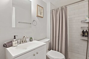 Shower - Modern 4BD 2BA Home Near Downtown Metra (Highland Park)