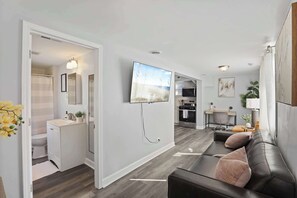 TV, offices - Modern 4BD 2BA Home Near Downtown Metra (Highland Park)