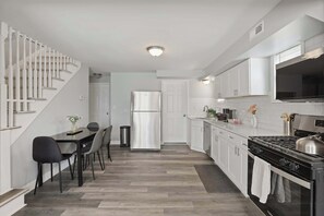 Private kitchen - Modern 4BD 2BA Home Near Downtown Metra (Highland Park)