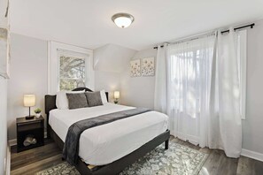 WiFi - Modern 4BD 2BA Home Near Downtown Metra (Highland Park)
