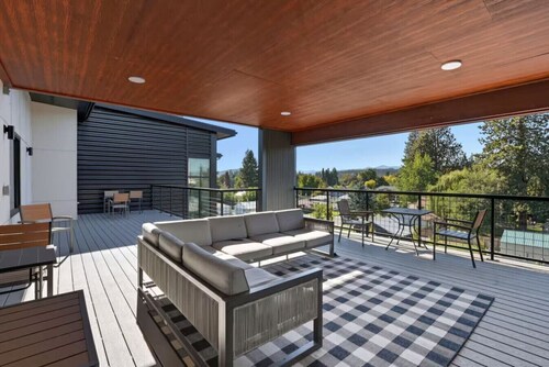 2BR | Near CDA Lake | Gym, In-Unit Laundry